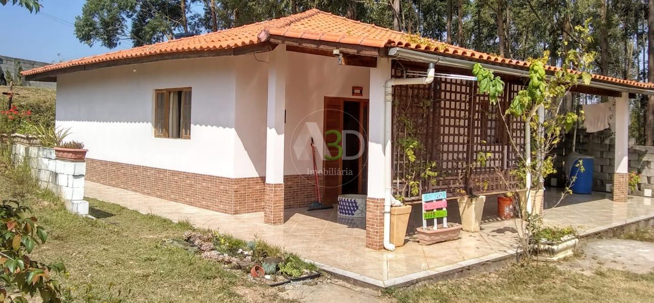 Chácara espaçosa no Mato Dentro, com 2 quartos e quintal amplo.
