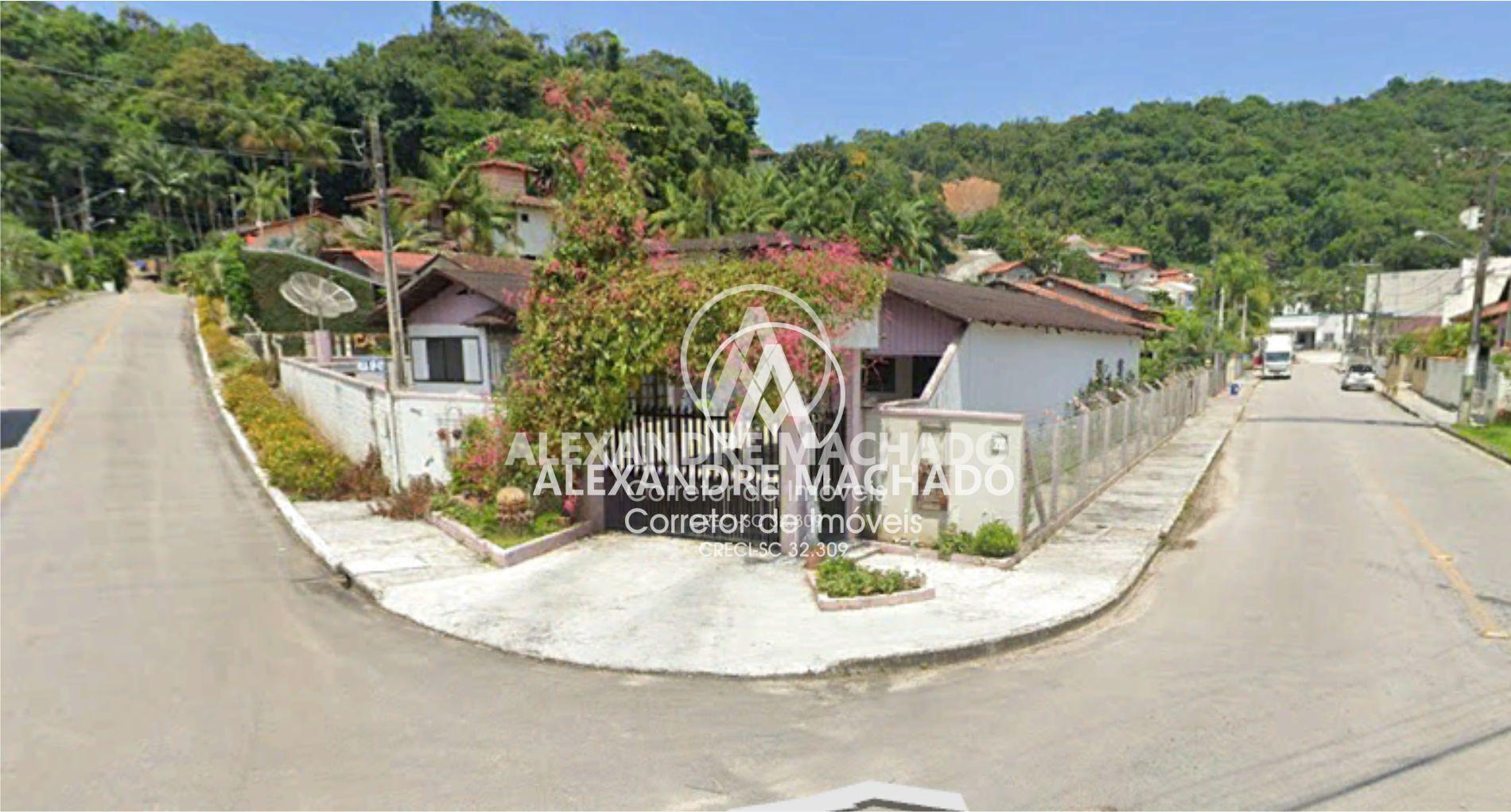 Casa com grande terreno à venda na cidade de, BRUSQUE - SC