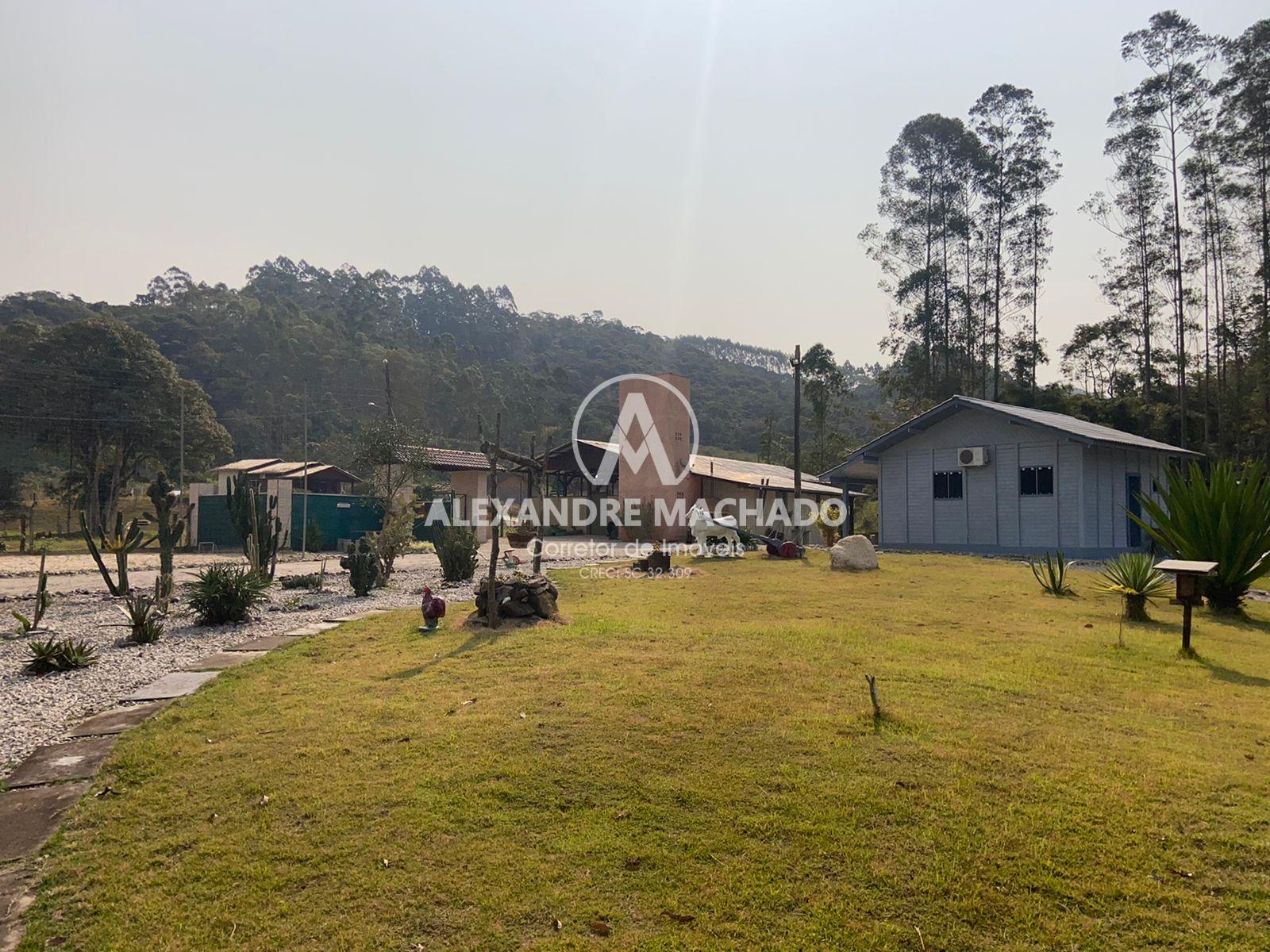 Sítio com piscina e riacho à venda na cidade de CANELINHA - SC