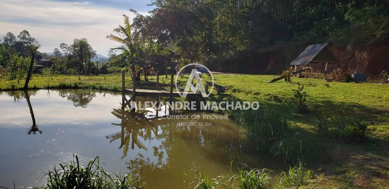 Sítio com lagoa e plano à venda na cidade de CANELINHA - SC