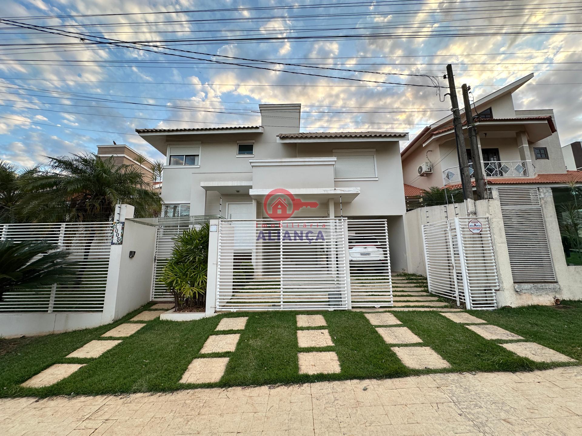Casa com 4 dormitrios  venda, CENTRO, TOLEDO - PR