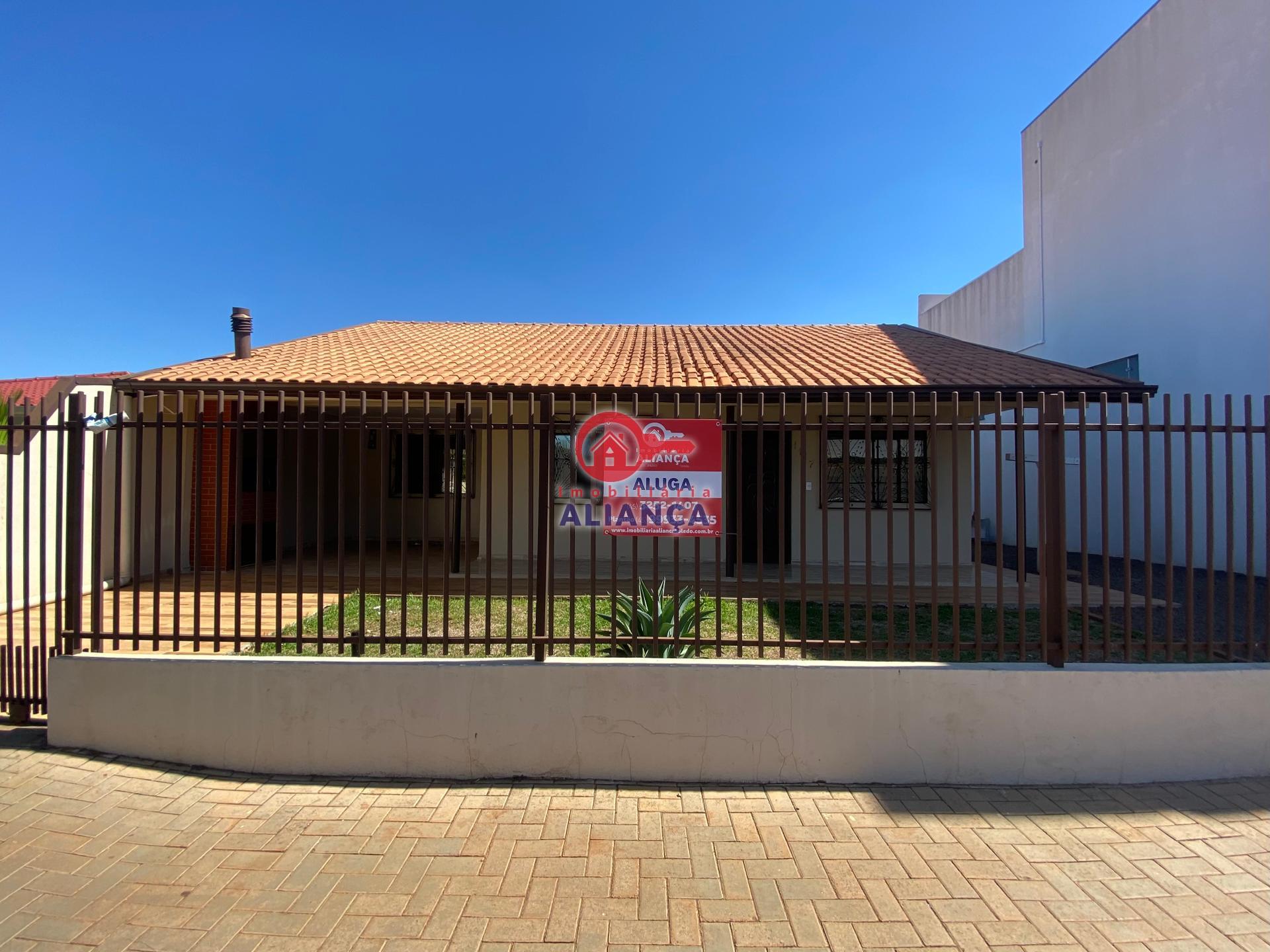 Casa com 3 dormit�rios para loca��o, CENTRO, TOLEDO - PR