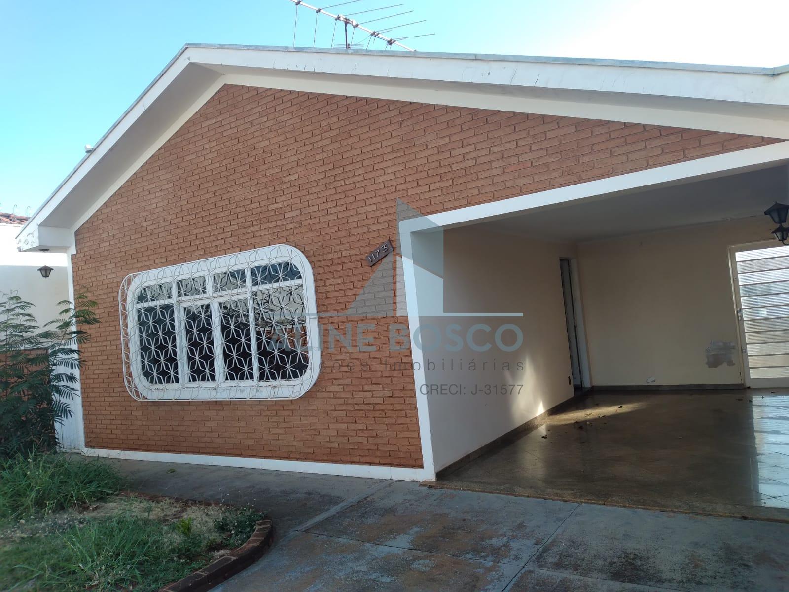 Casa com 3 dormit?rios sendo 1 su?te , quintal amplo e ?tima l...