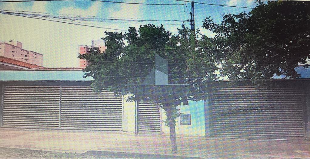 EXCELENTE CASA AMPLA EM ?REA CENTRAL PARA FINS COMERCIAIS