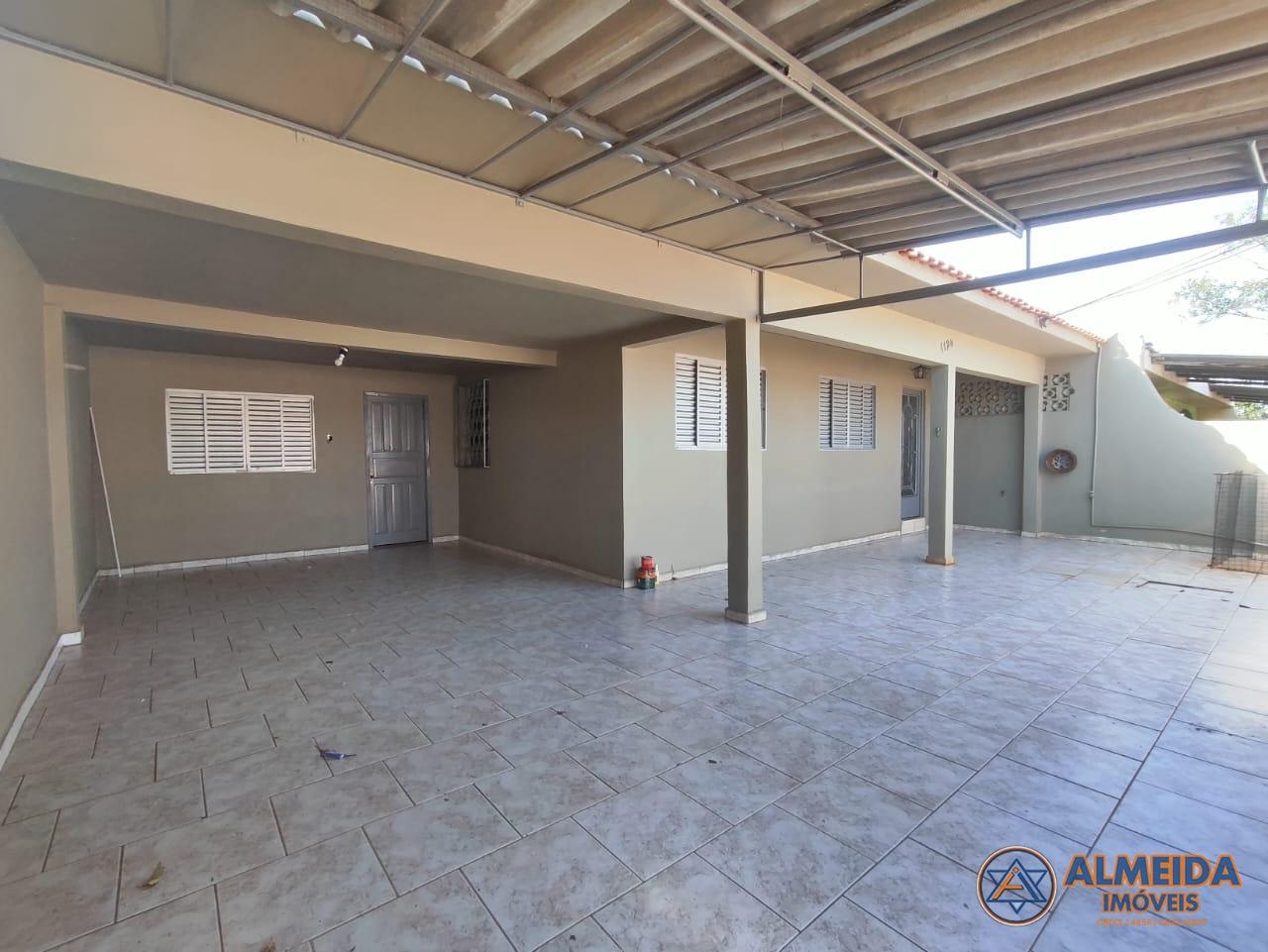 CASA AMPLA COM 190M2 REFORMADA NO BAIRRO GUARUJÁ
