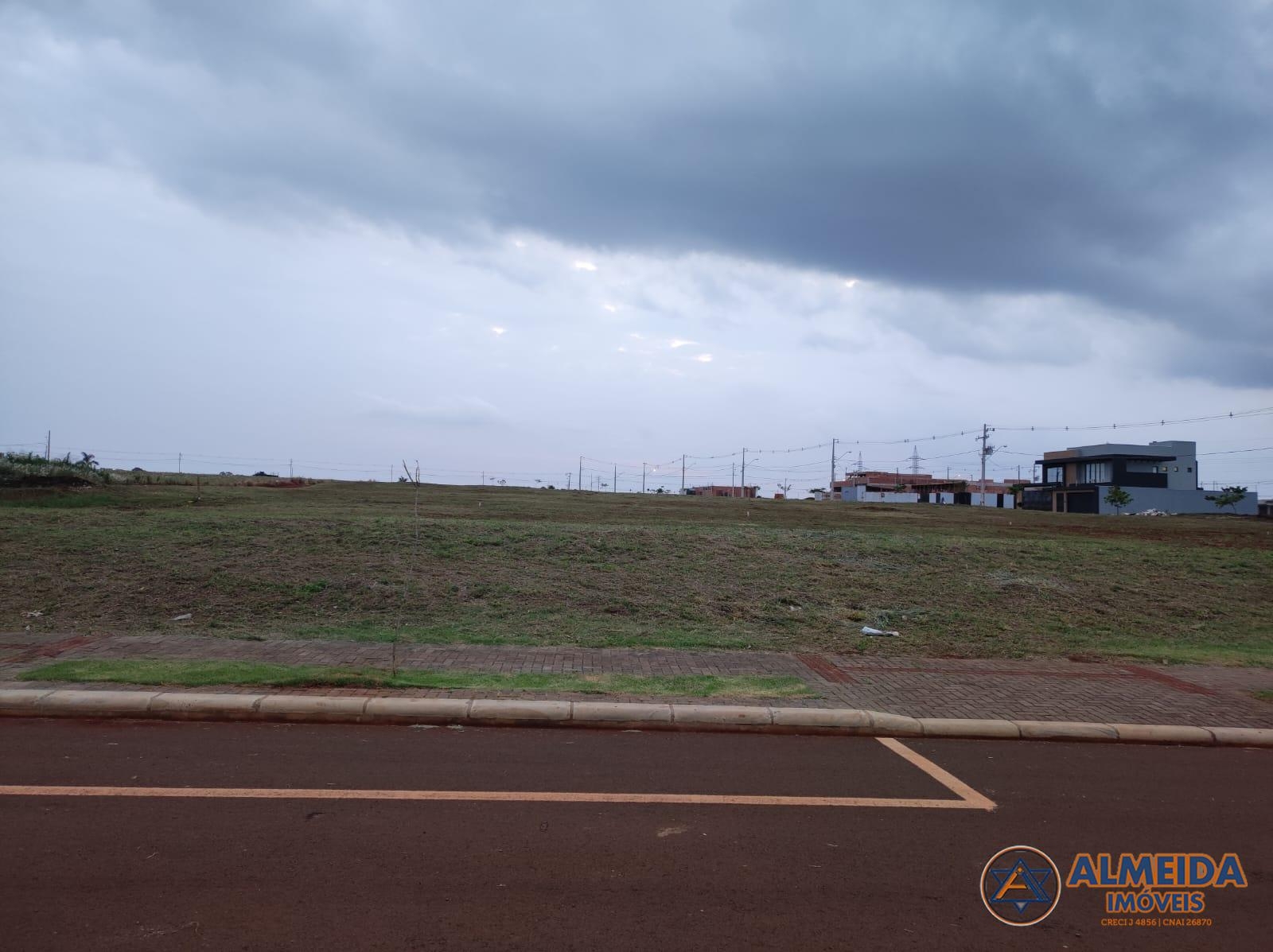 TERRENO COM 372M2 NO LOTEAMENTO COLINAS TROPICAL