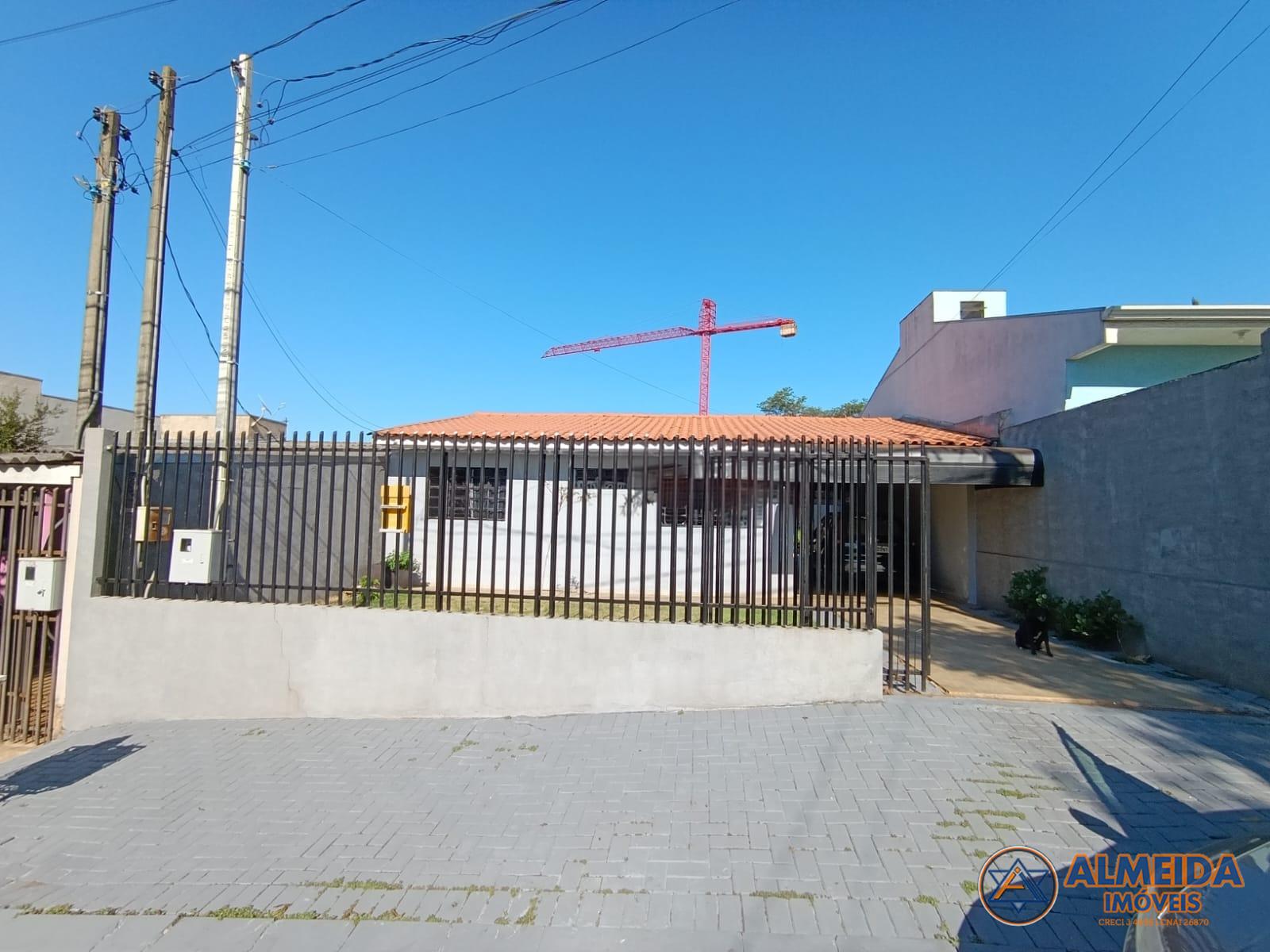 CASA SEMIMOBILIADA PARA VENDA COM SOBRA DE TERRENO NO BAIRRO B...