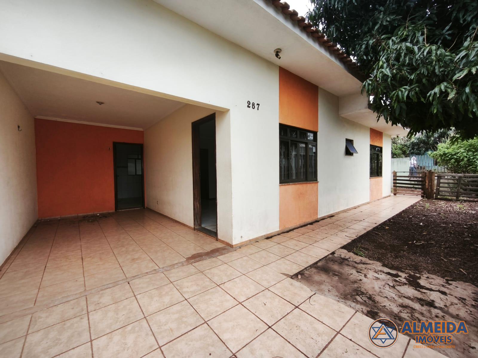 CASA DE ESQUINA COM SUÍTE E 2 QUARTOS NO BAIRRO PIONEIROS CATA...