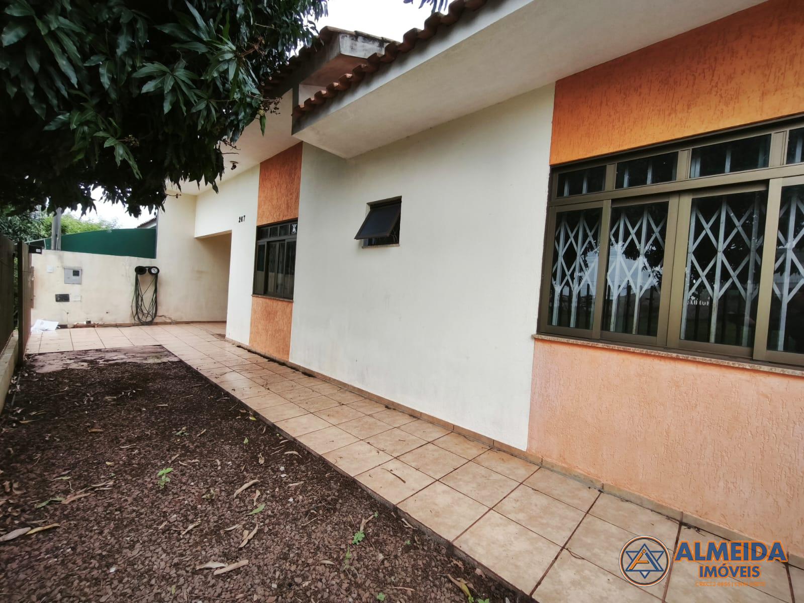 CASA DE ESQUINA COM SUÍTE E 2 QUARTOS NO BAIRRO PIONEIROS CATA...