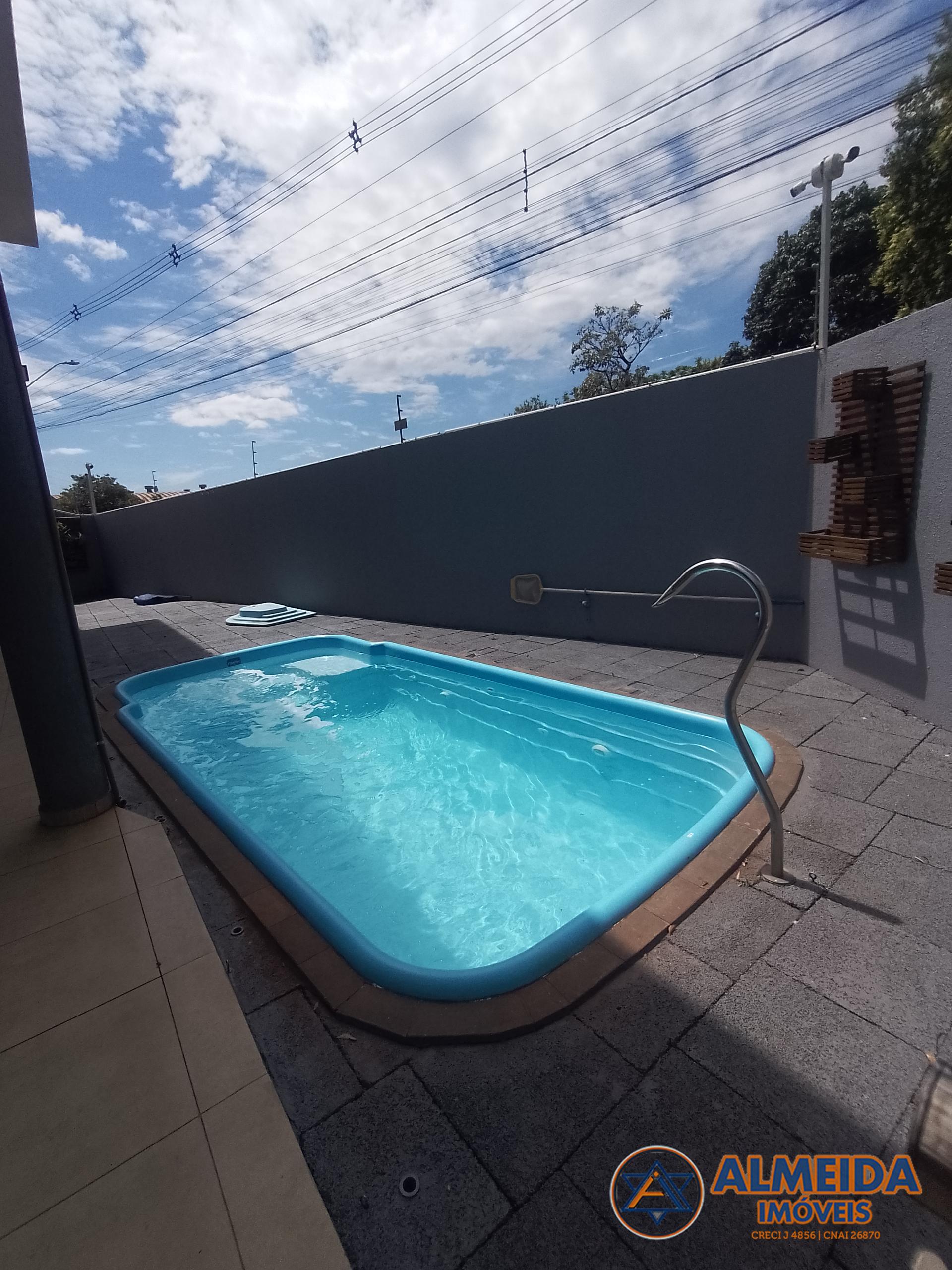 SOBRADO DE ESQUINA SEMI MOBILIADO NO BAIRRO NOVA CIDADE, COM PISCINA AQUECIDA