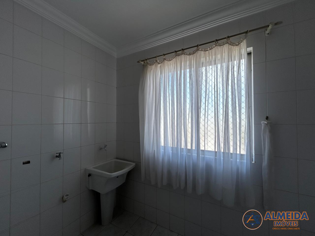 APTO SEMI MOBILIADO COM 3 QUARTOS PRÓXIMO DO COLÉGIO SANTA MARIA