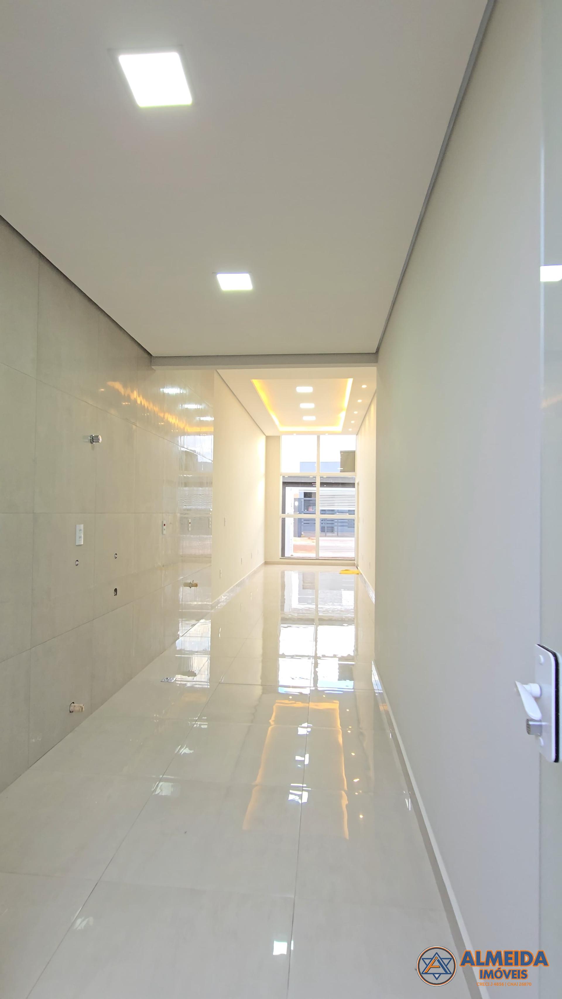 CASA COM FINO PADRÃO DE ACABAMENTO COM SUÍTE NO LOTEAMENTO SIENA