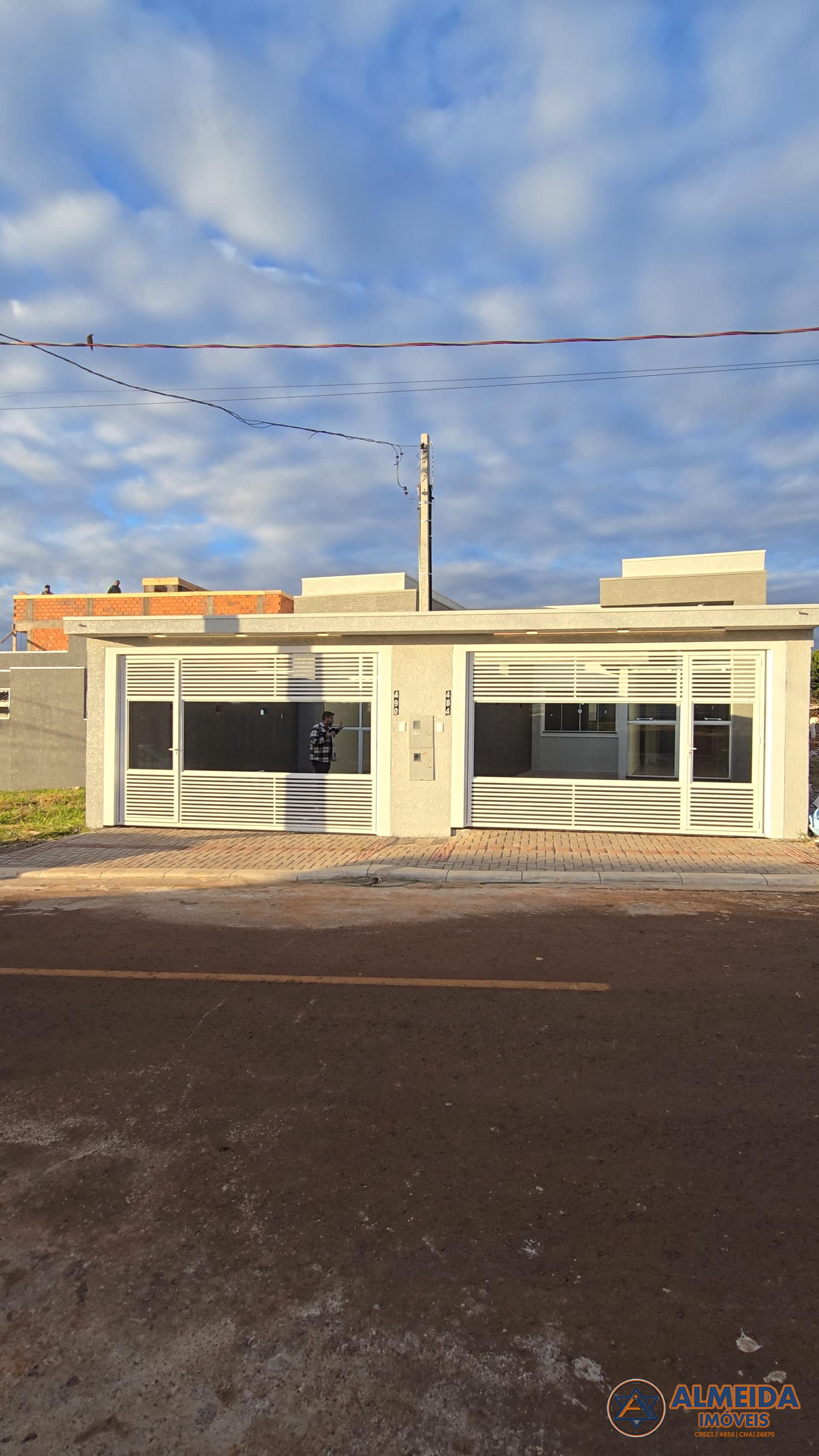 CASA COM FINO PADRÃO DE ACABAMENTO COM SUÍTE NO LOTEAMENTO SIENA
