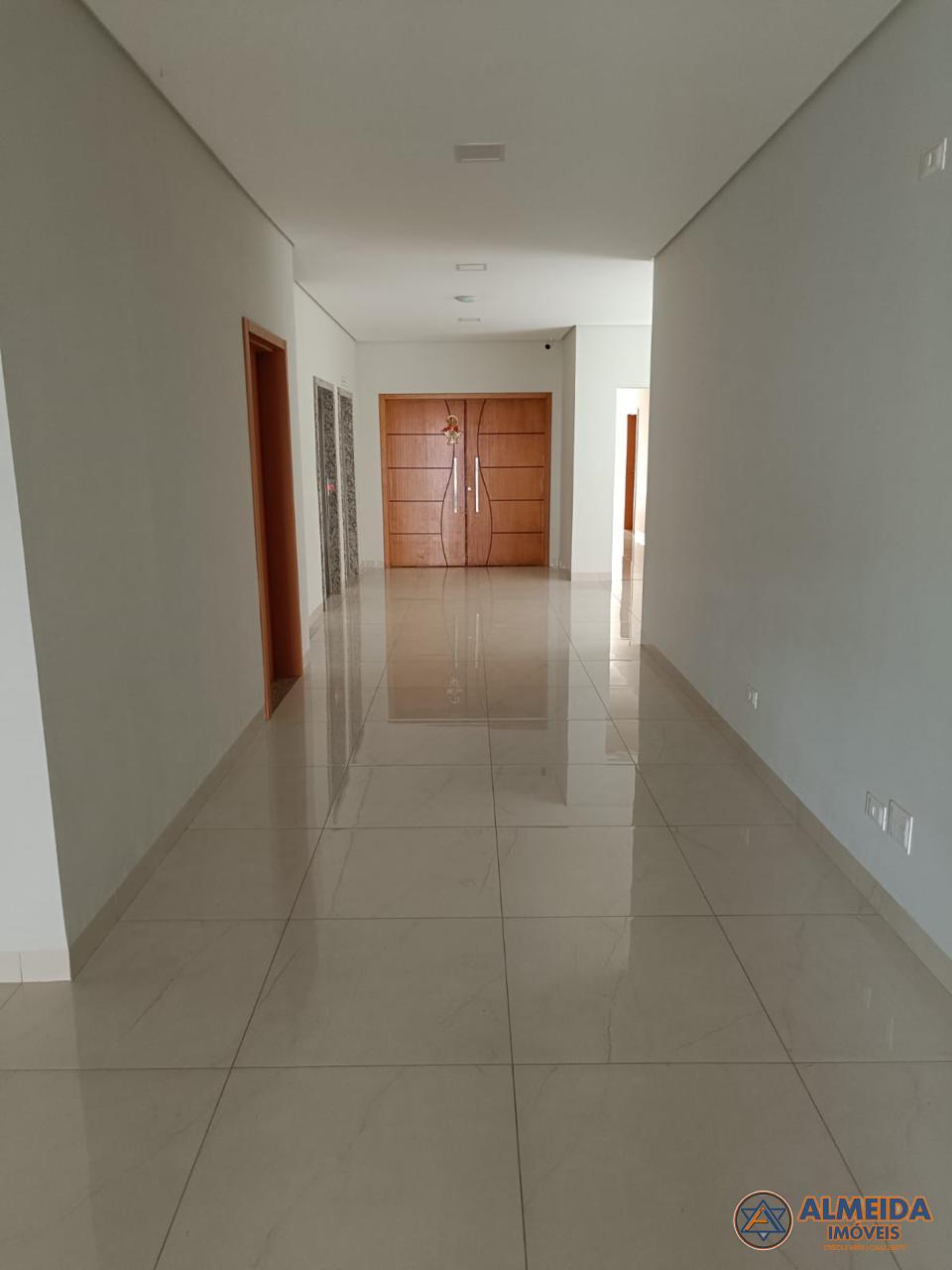 RESIDENCIAL MONTERREY NO CENTRO DE CASCAVEL, SEMI MOBILIADO COM SUTE E 2 QUARTOS