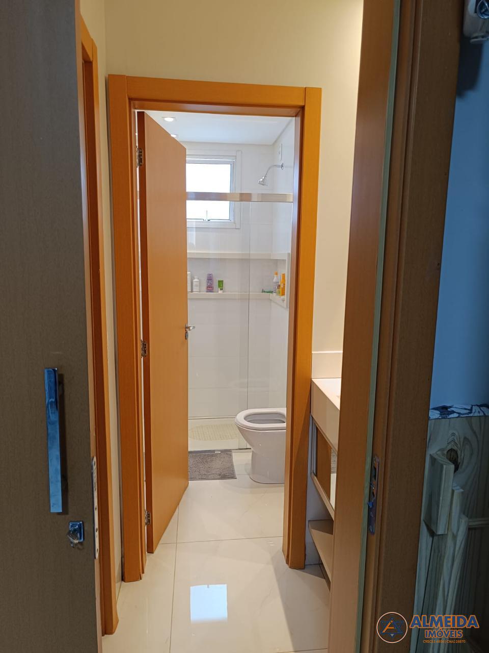 RESIDENCIAL MONTERREY NO CENTRO DE CASCAVEL, SEMI MOBILIADO COM SUTE E 2 QUARTOS