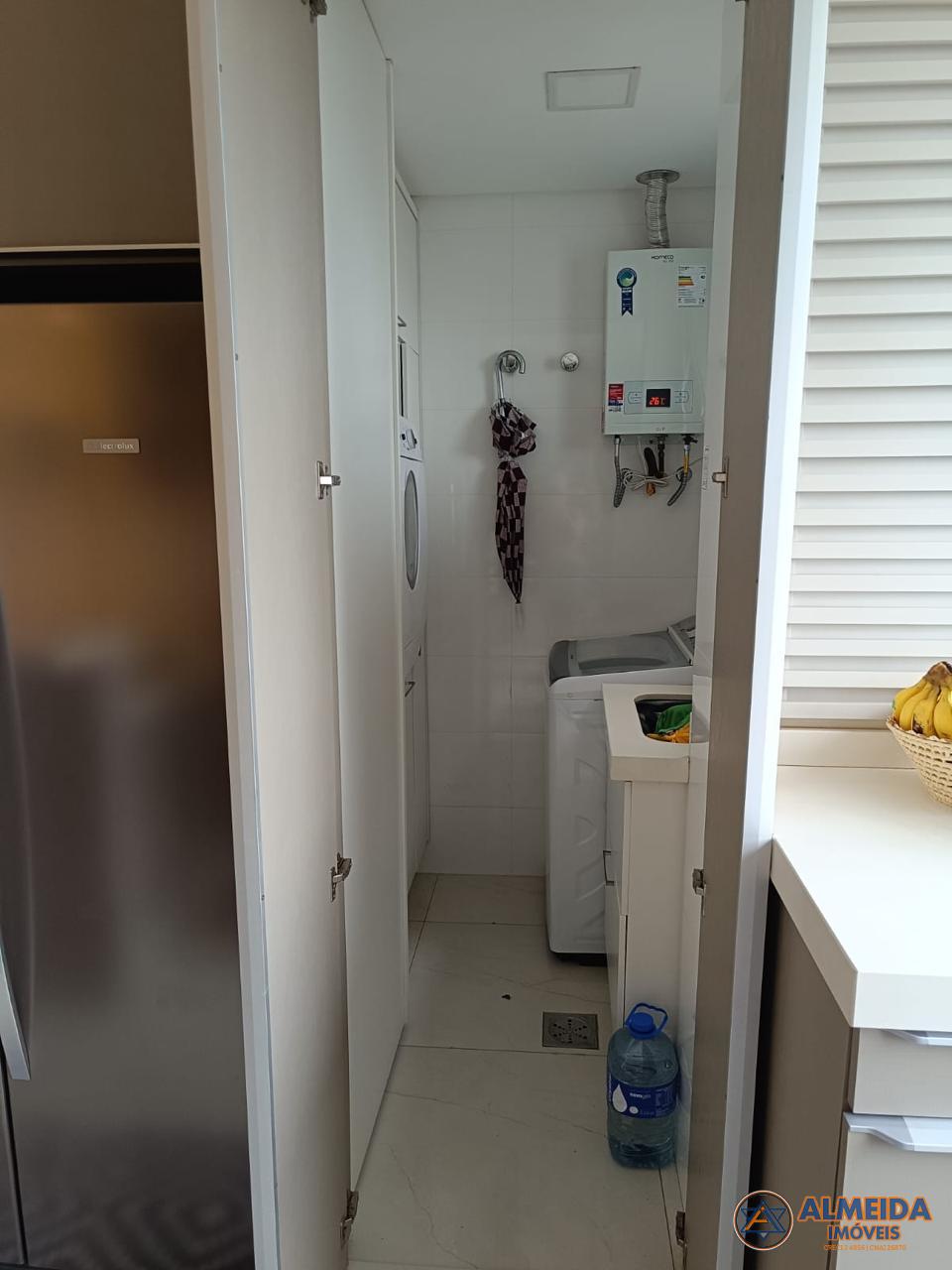 RESIDENCIAL MONTERREY NO CENTRO DE CASCAVEL, SEMI MOBILIADO COM SUTE E 2 QUARTOS