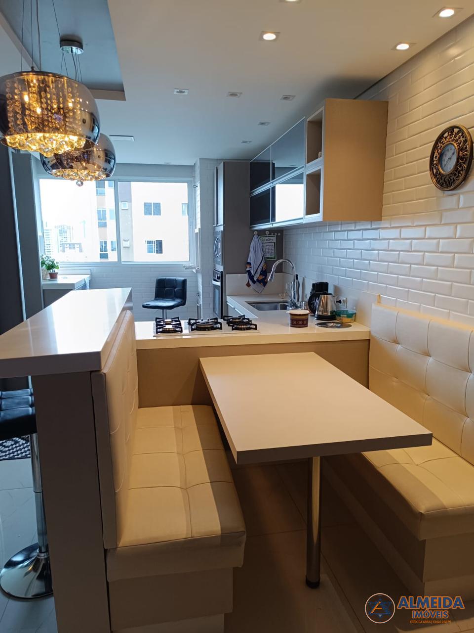 RESIDENCIAL MONTERREY NO CENTRO DE CASCAVEL, SEMI MOBILIADO COM SUTE E 2 QUARTOS