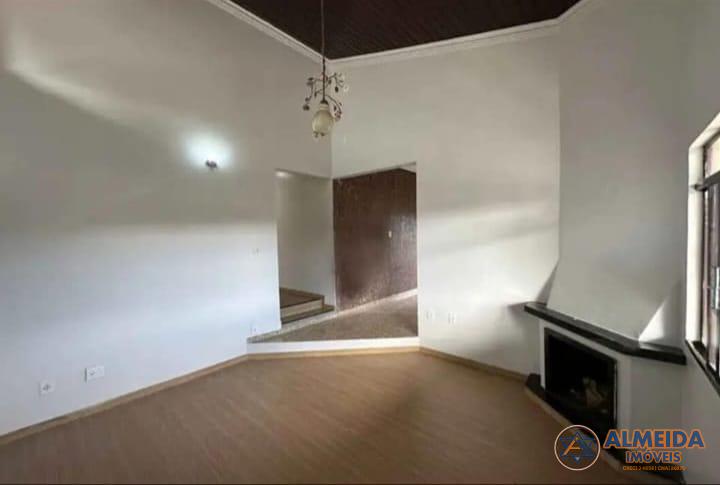 EXCELENTE CASA AMPLA PARA VENDA COM SOBRA DE TERRENO LOCALIZAD...