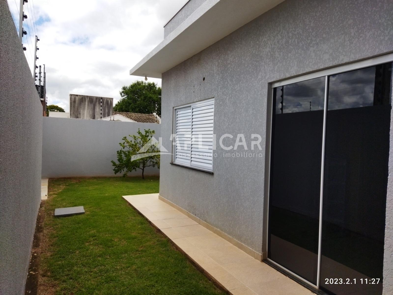 Casa com 02 dormitórios no Beverly, próx. à rotatoria da Av. C...