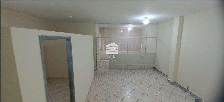 Sala comercial grande na Liberdade, próxima ao metrô São Joaquim