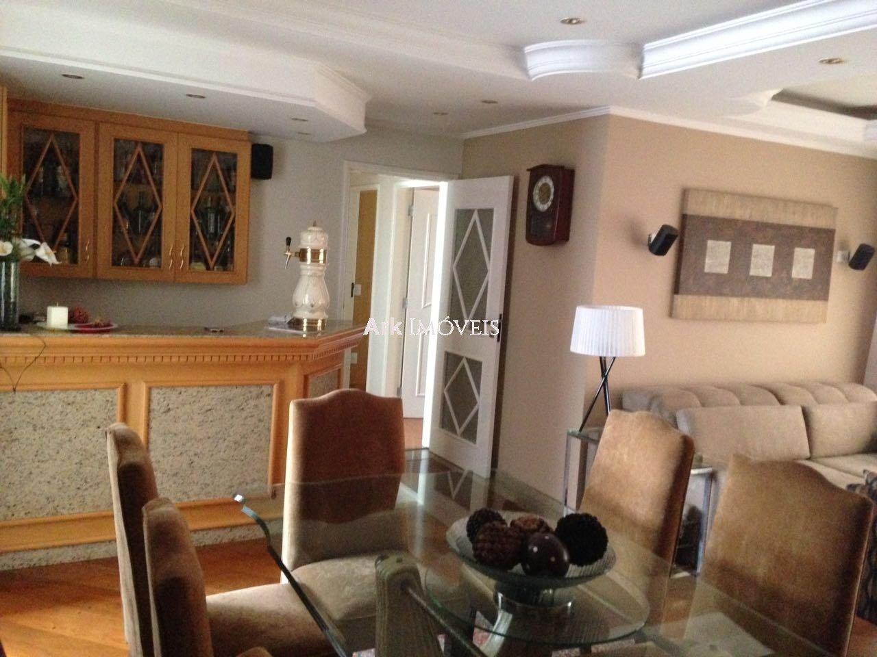 Apartamento de  4 dormitórios com armários planejados sendo 2 ...