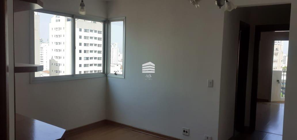 Sala bem iluminada com estante de madeira , lavat?rio , banhei...