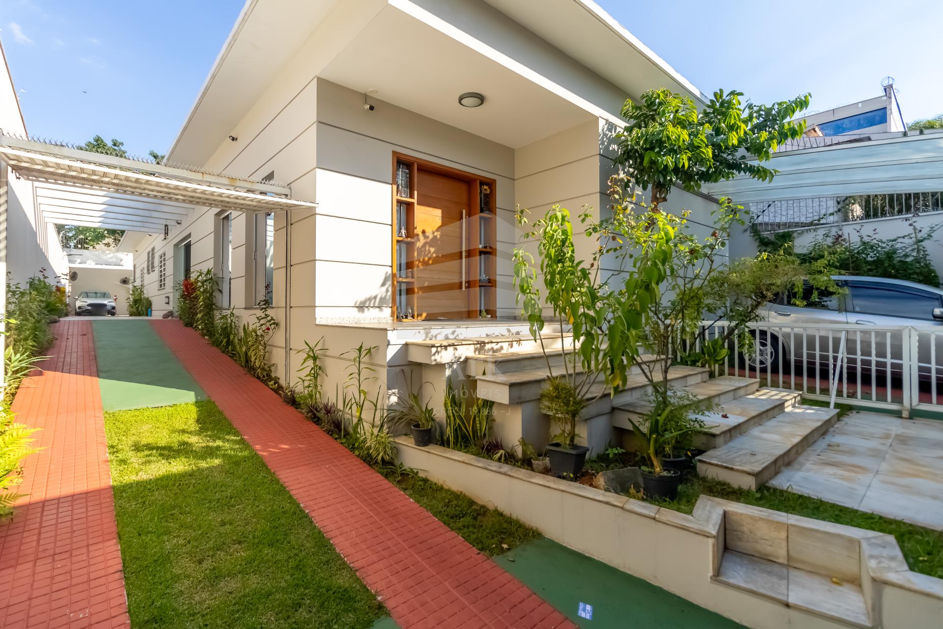 Casa a venda com 4 Su?tes, sendo 1 com closet, 6 Banheiros e 4...