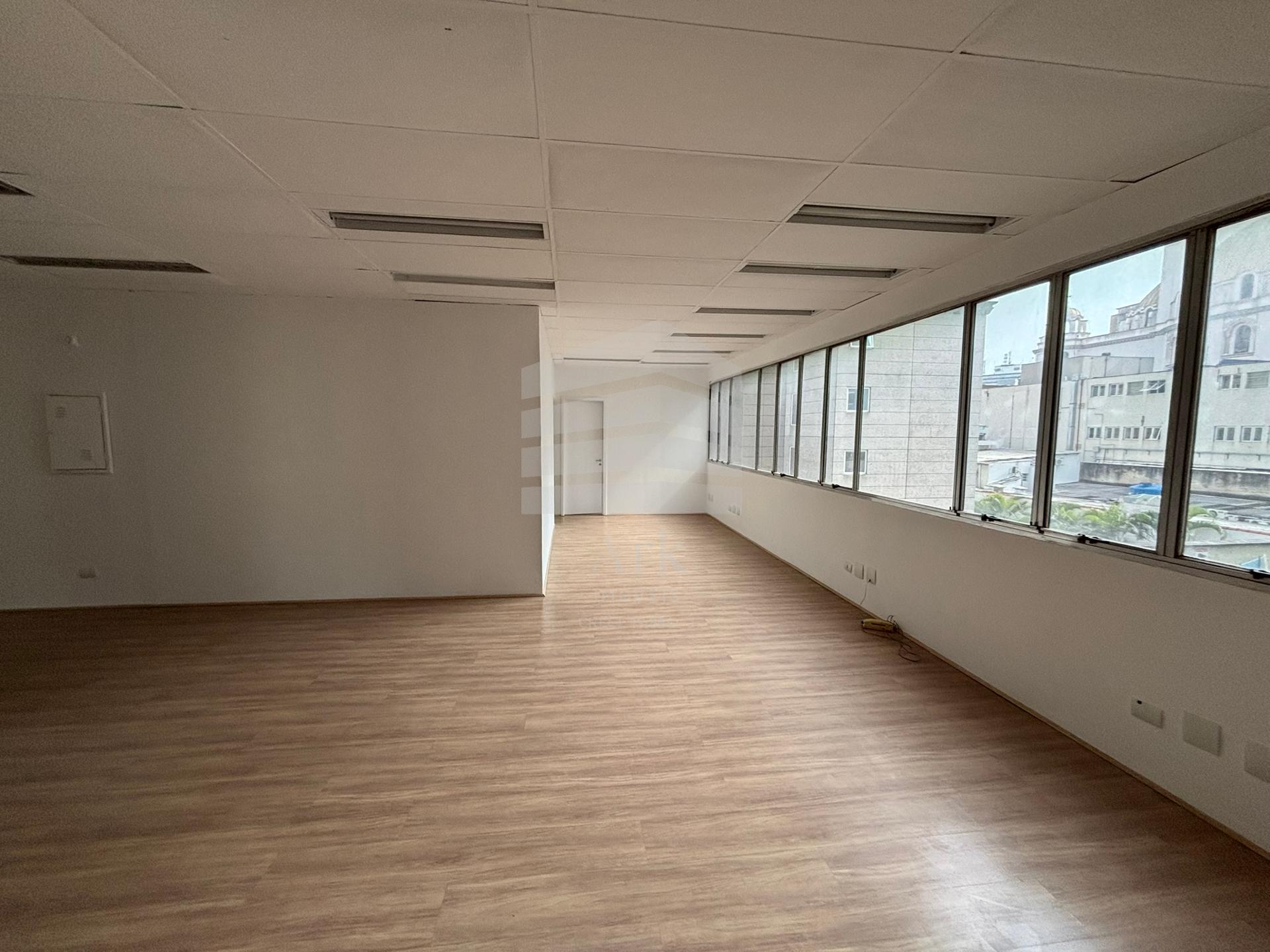 Sala comercial com 89 metros, 2 vagas, 2 banheiros e 1 copa. A...