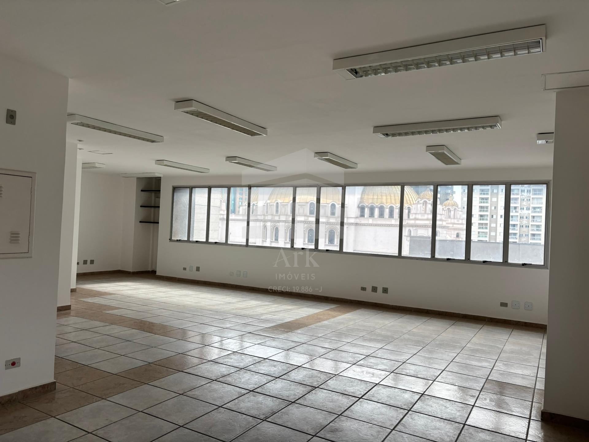 Sala comercial com 89 metros, 2 vagas, 2 banheiros e 1 copa. A...