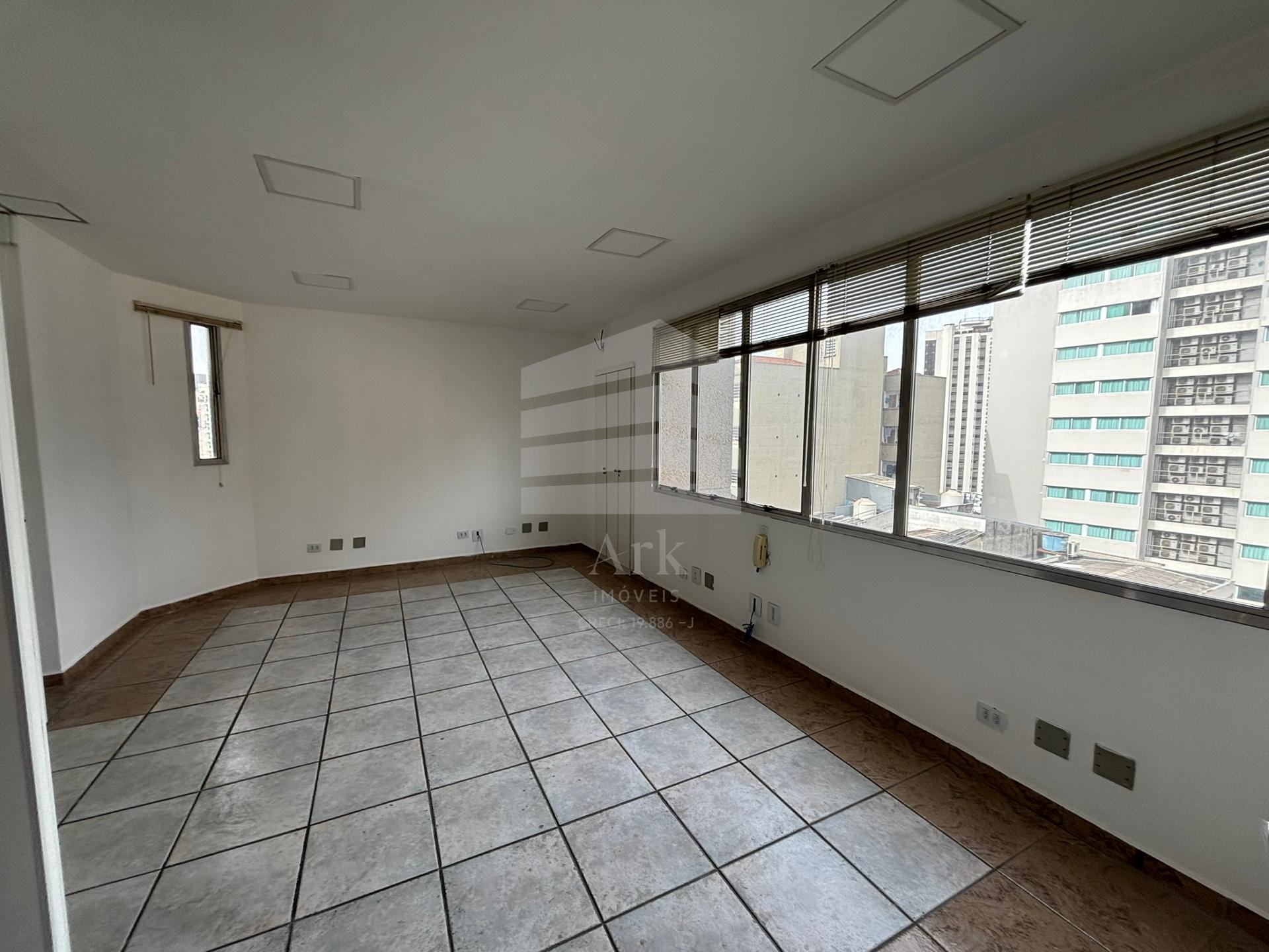 Sala comercial com 89 metros, 2 vagas, 2 banheiros e 1 copa. A...