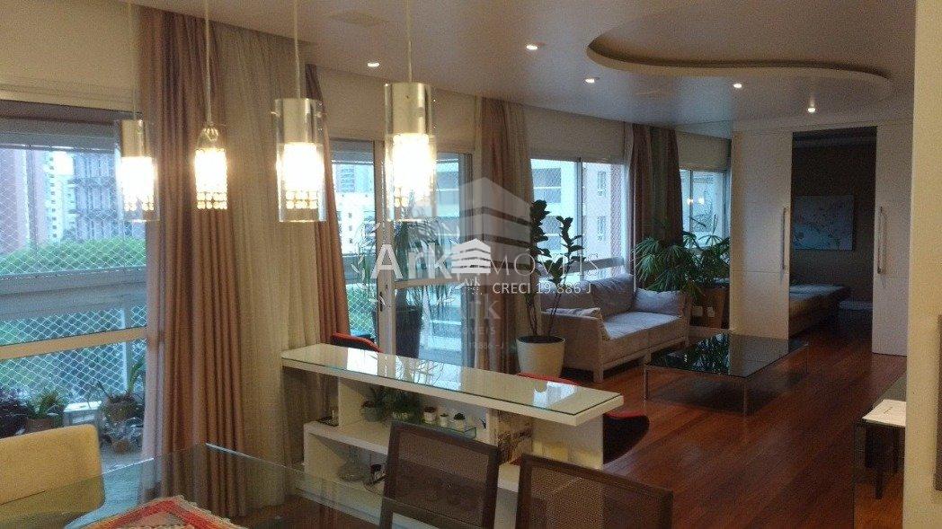 Varanda com churrasqueira  Excelente apartamento de alto padrã...