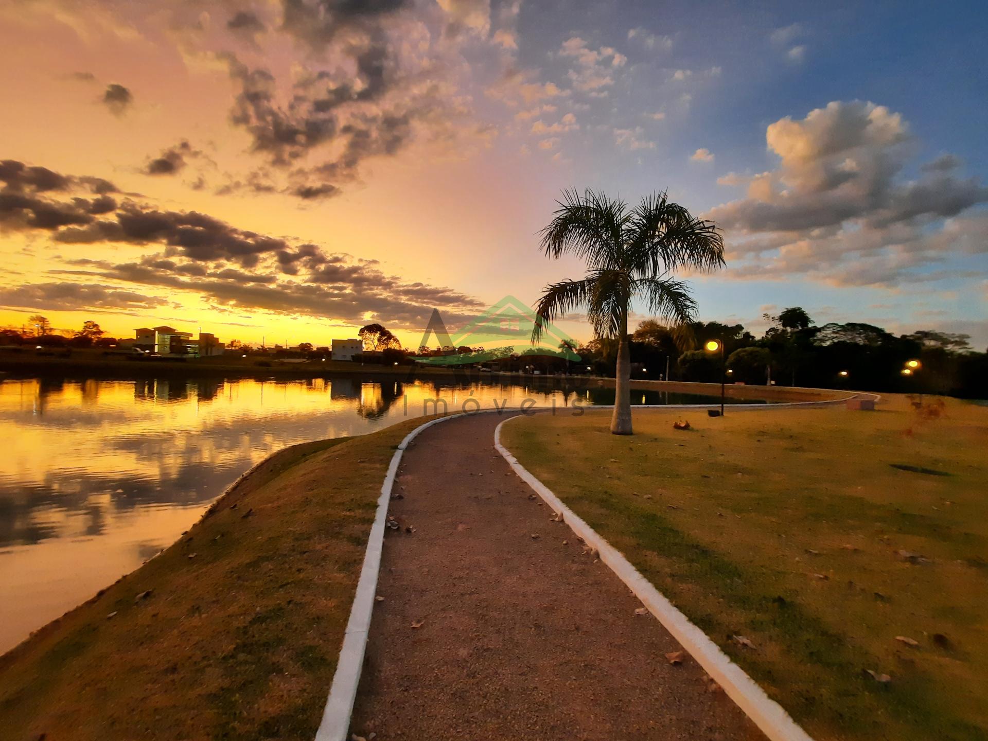Terreno de frente para o lago,com 706 metros quadrados,Condom?...