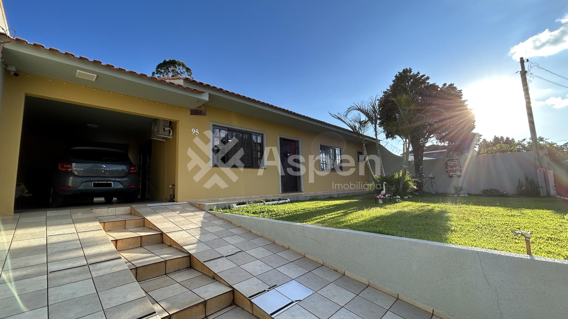 Casa com grande terreno em Oficinas à Venda  - Ponta Grossa - PR