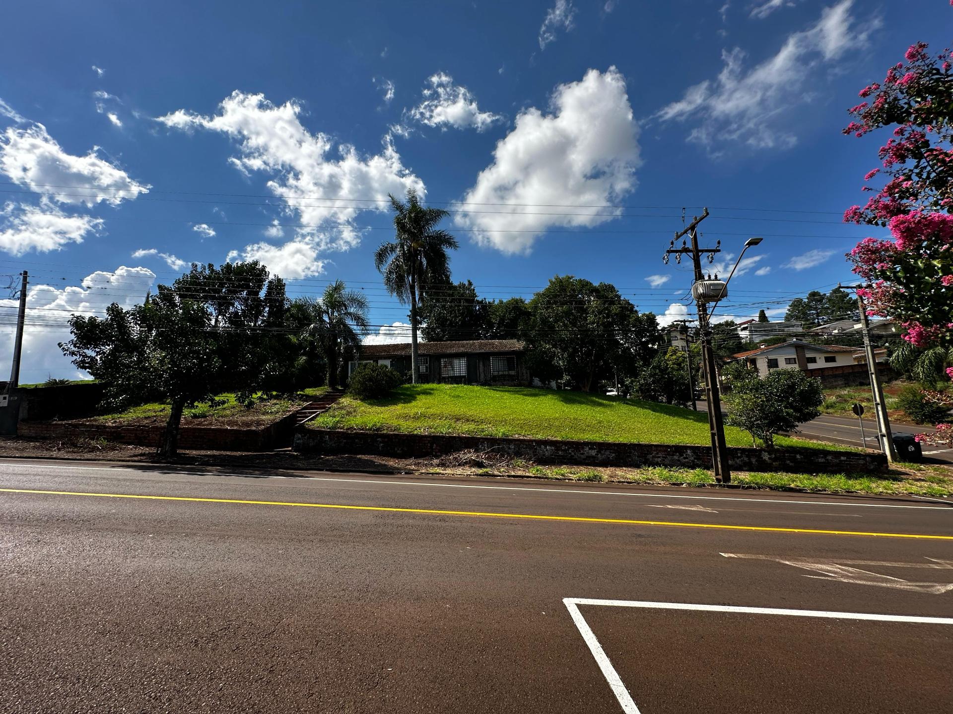 Lote de esquina amplo à venda no bairro Bancários em Pato Bran...