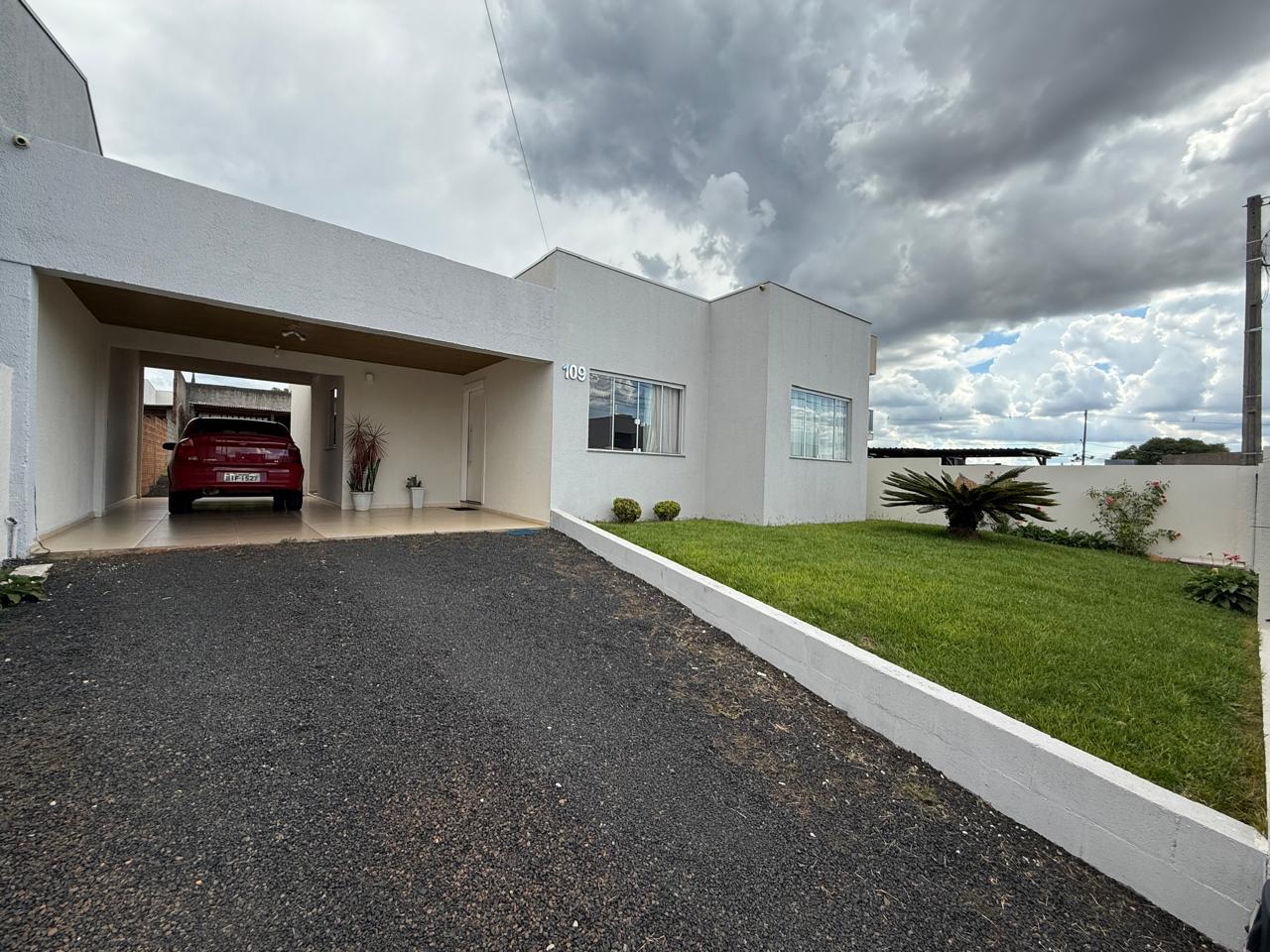 Casa com 02 su?tes e 01 quarto ? venda no bairro Fraron em Pat...