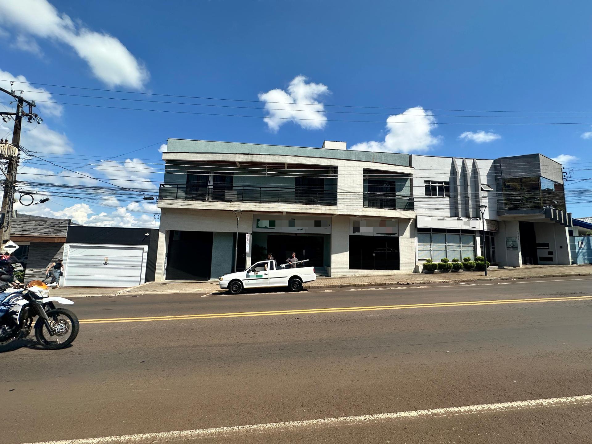 Edifício com sala comercial e apartamento no Centro de Pato Br...