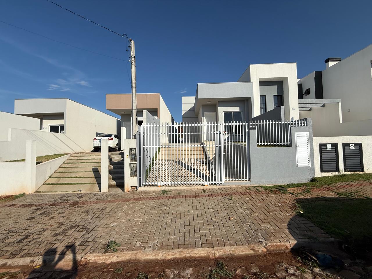 Casa com 03 quartos para loca??o no bairro Fraron em Pato Bran...