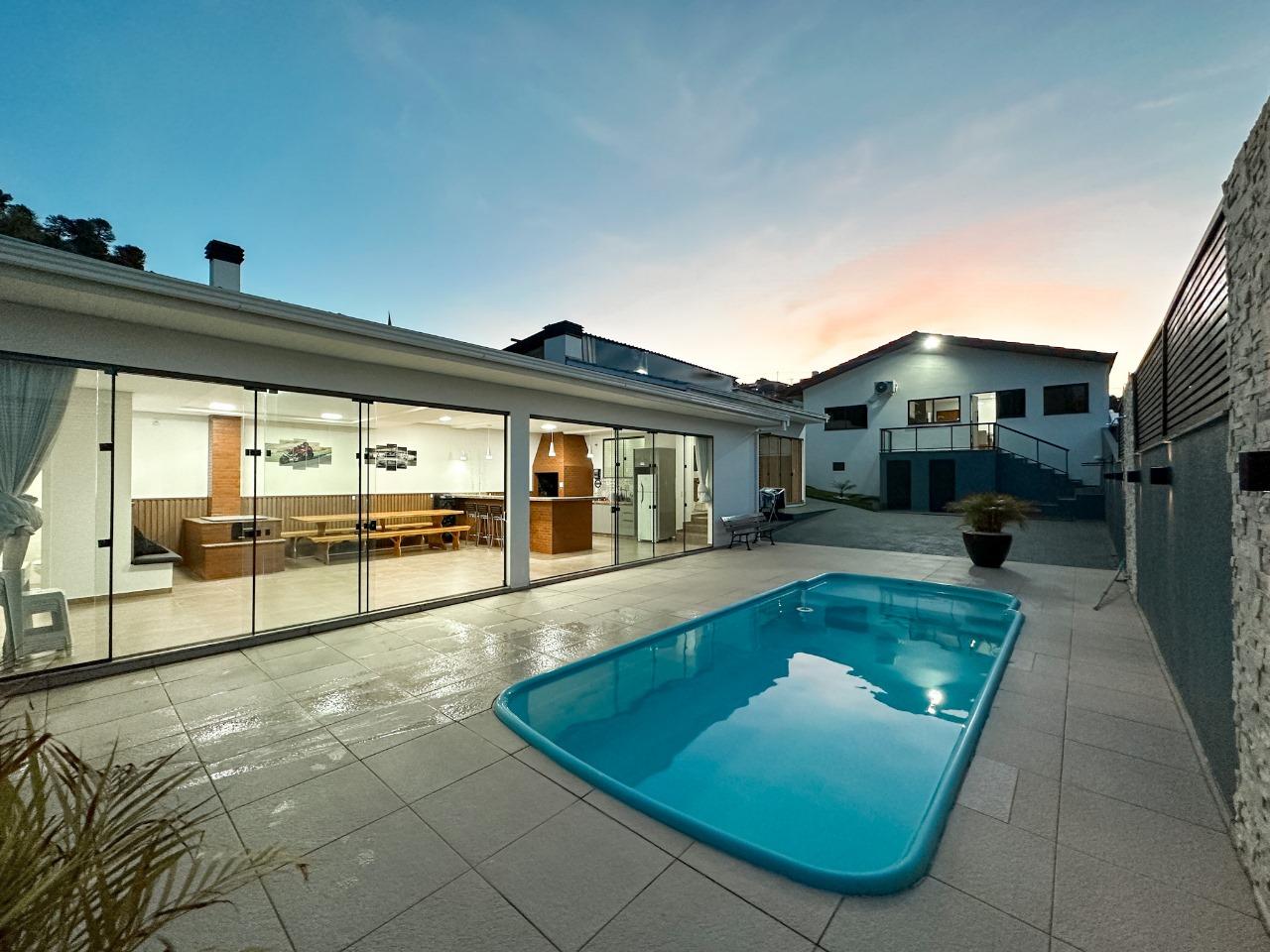 Casa com piscina à venda no bairro Cristo Rei em Pato Branco - PR