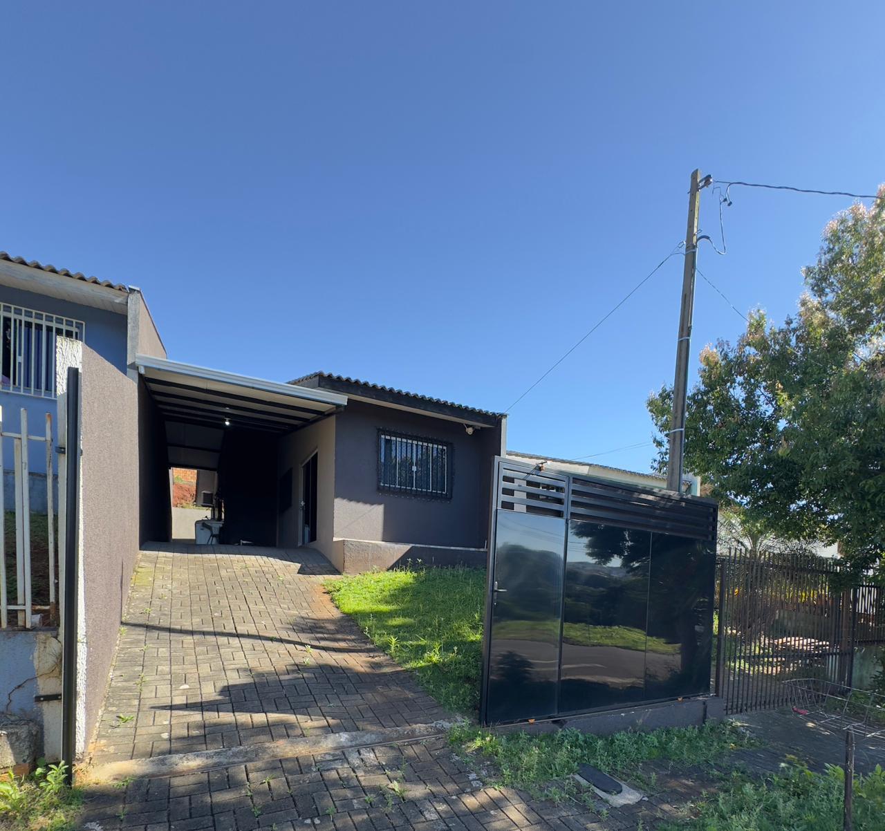 Casa com 02 quartos à venda no bairro Aeroporto em Pato Branco...