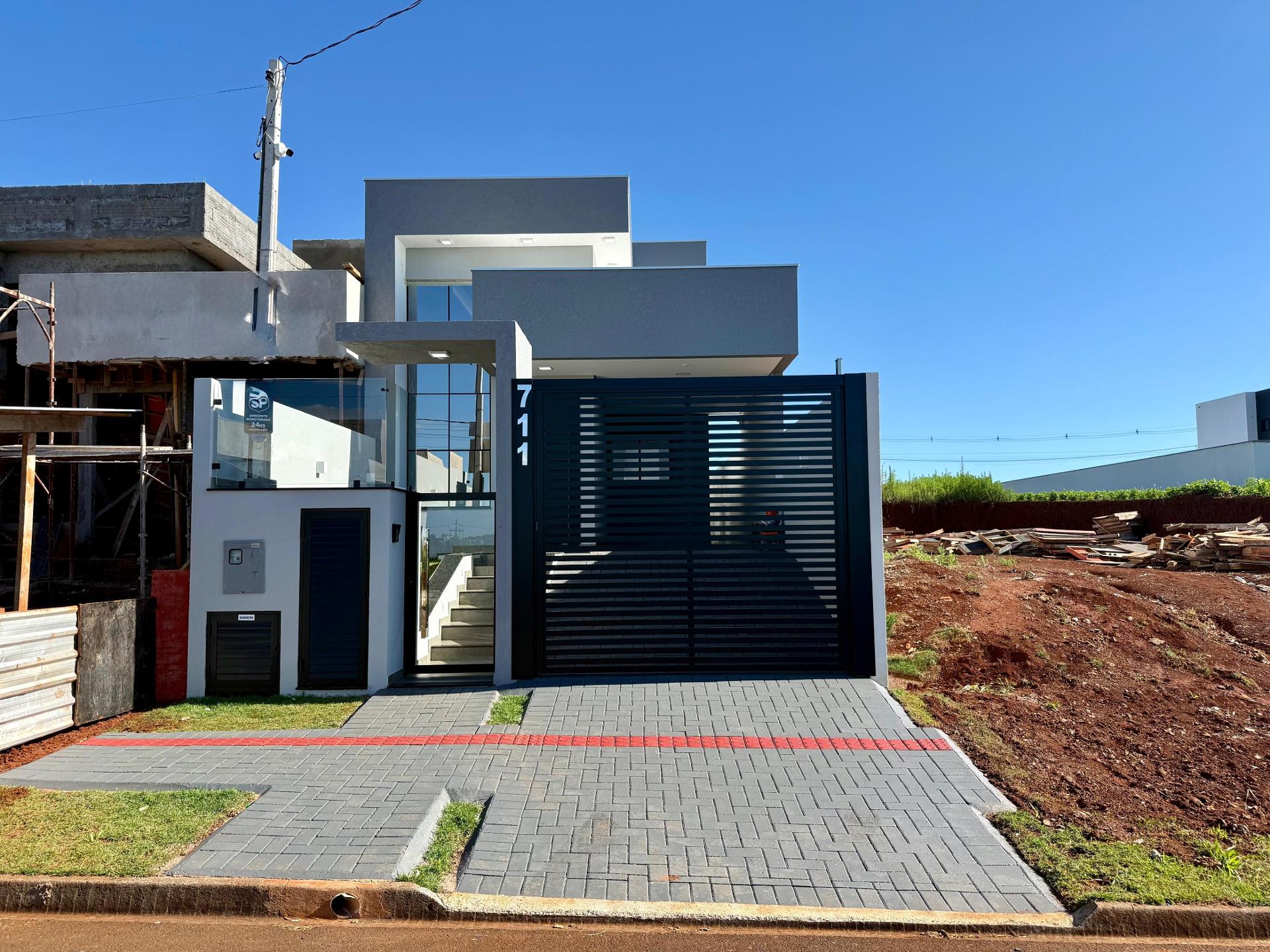 Casa com 01 su?te e 02 quartos ? venda no bairro Fraron em Pat...