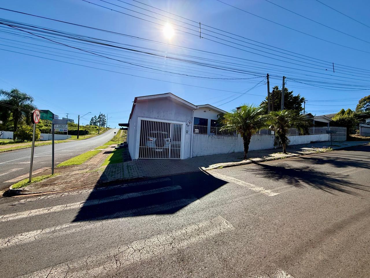 Casa de esquina com 02 salas comerciais no bairro Planalto em ...