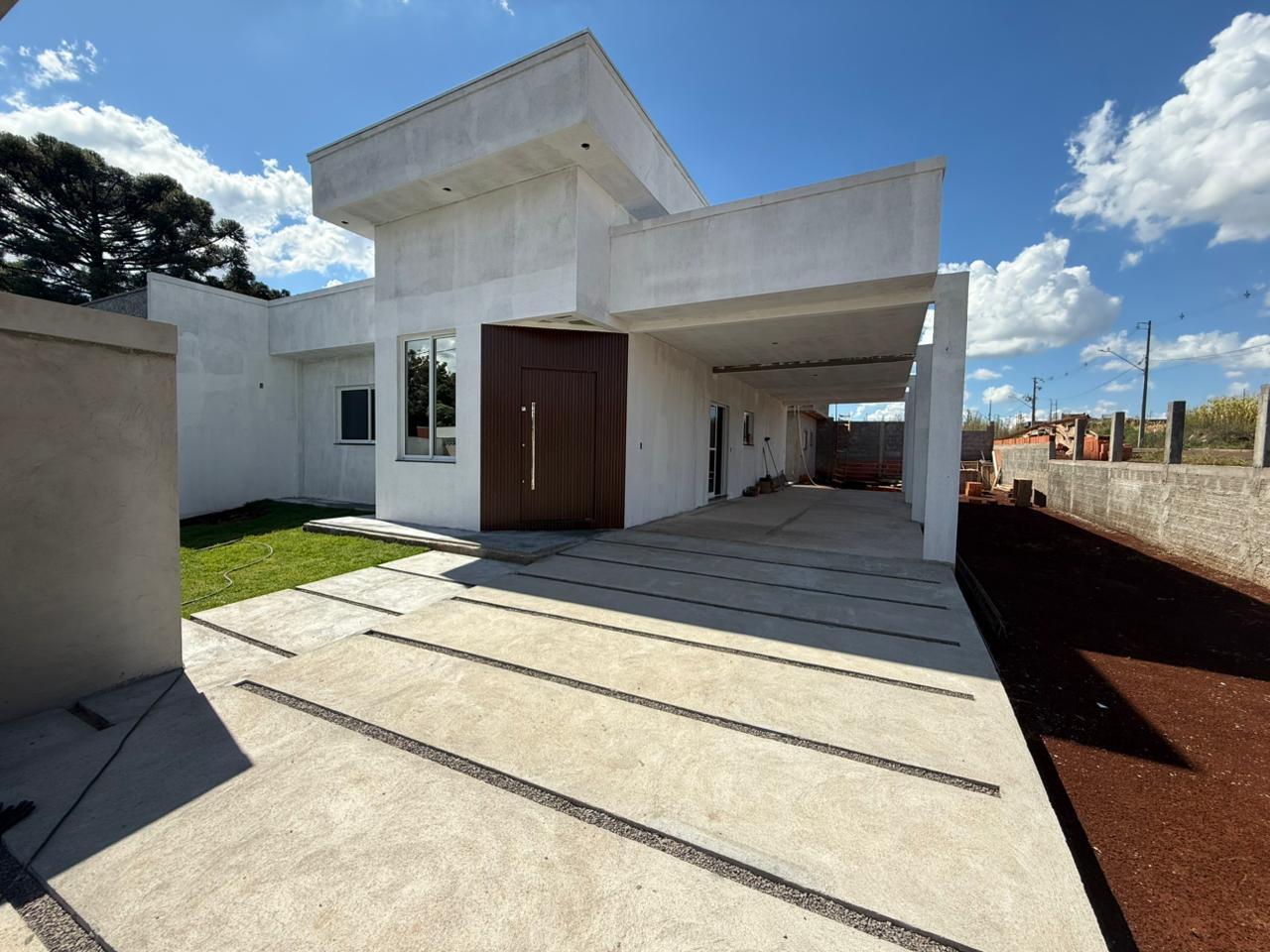 Casa em constru??o com piscina ? venda no Bairro Fraron em Pat...