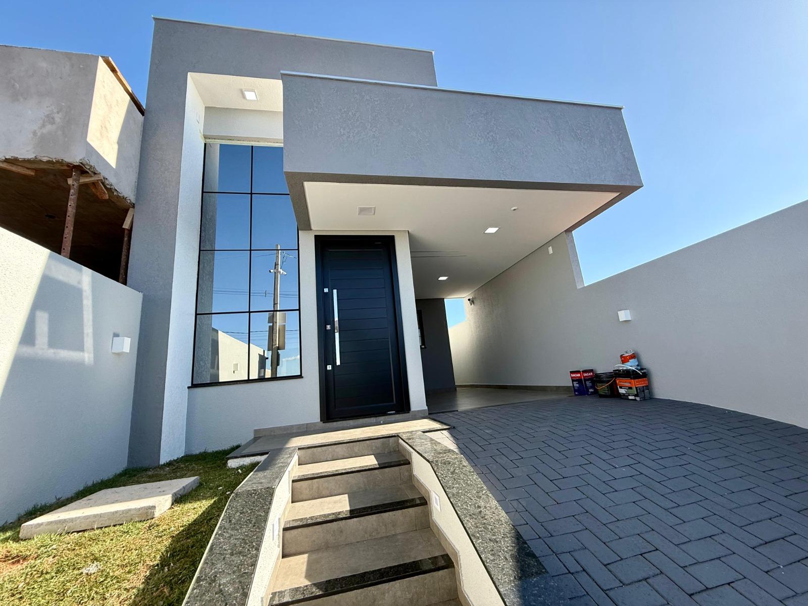 Casa com 01 su?te e 02 quartos ? venda no bairro Fraron em Pat...