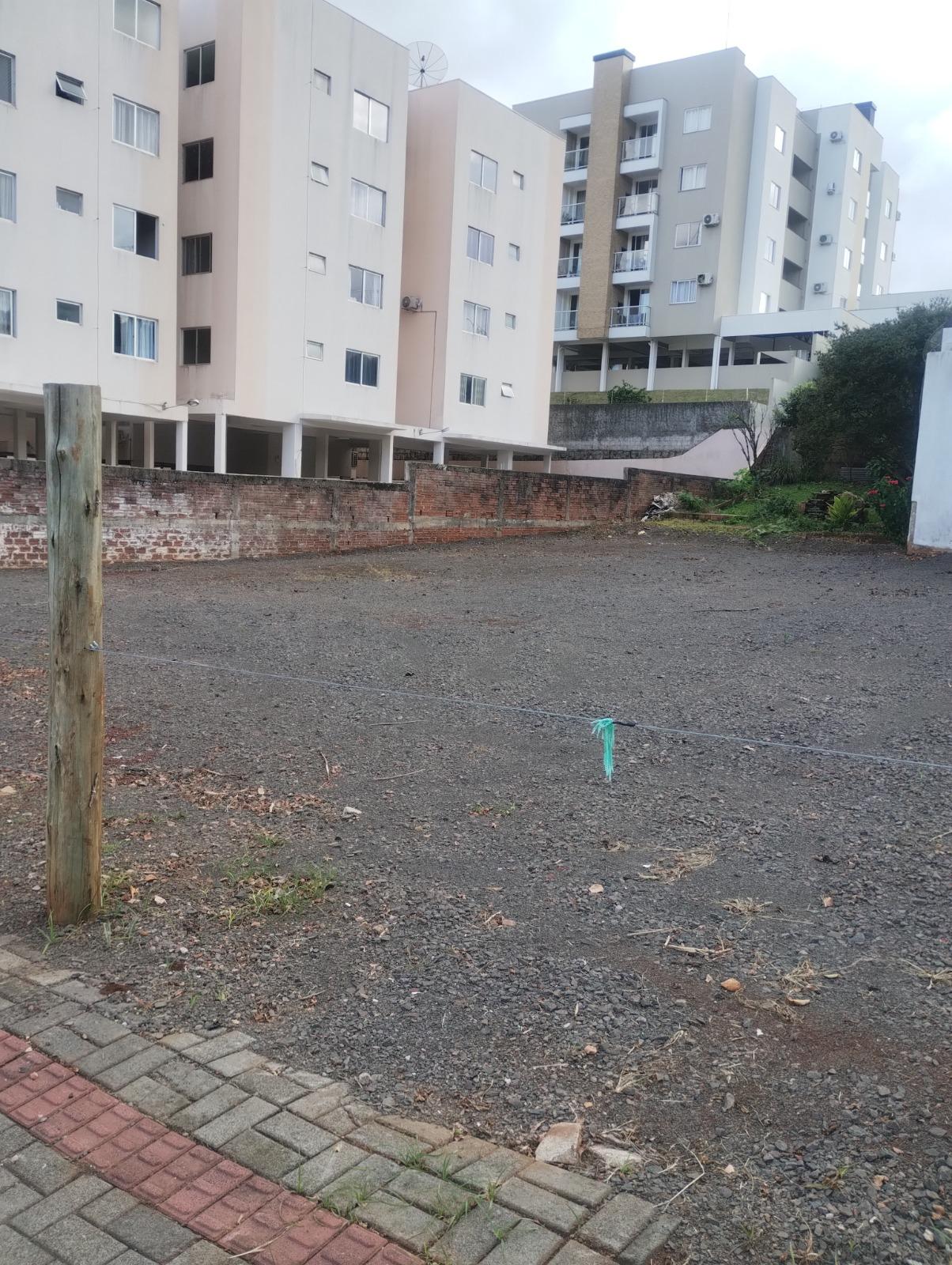 Lote ? venda no Centro de Pato Branco, plano e ao n?vel da rua