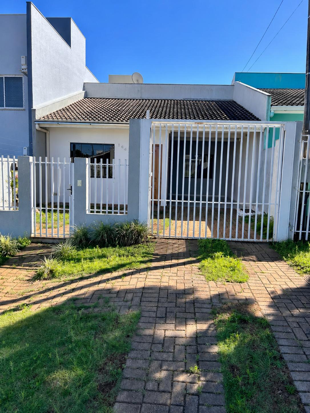 Casa com 02 quartos para loca??o no bairro Fraron em Pato Bran...
