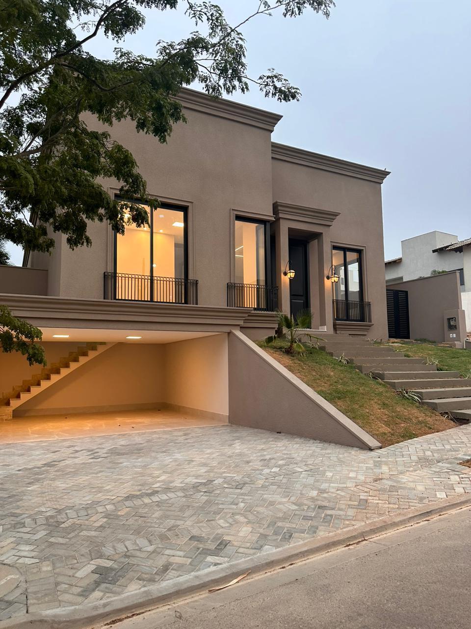 Casa t?rrea no Villa Jardim com design cl?ssico, piscina aquec...