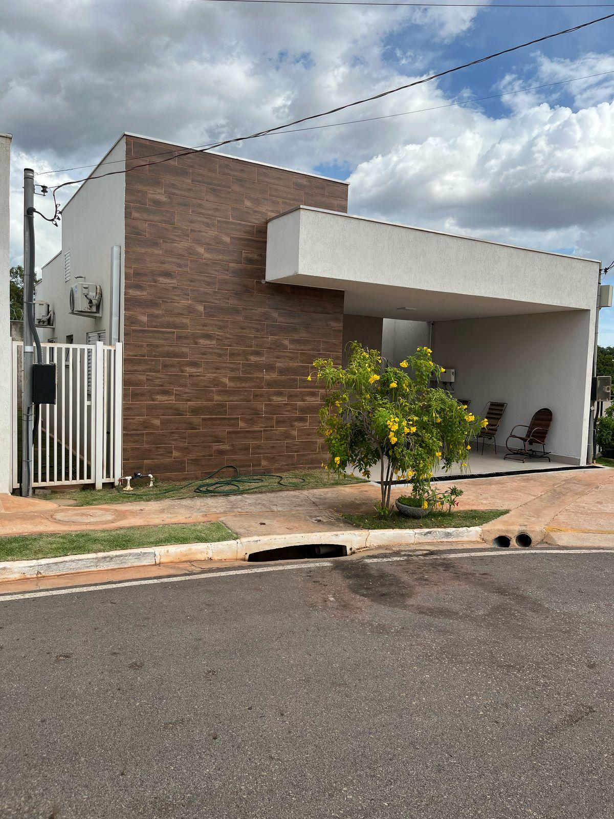 Casa de esquina com energia solar no Condomínio Sicília por R ...