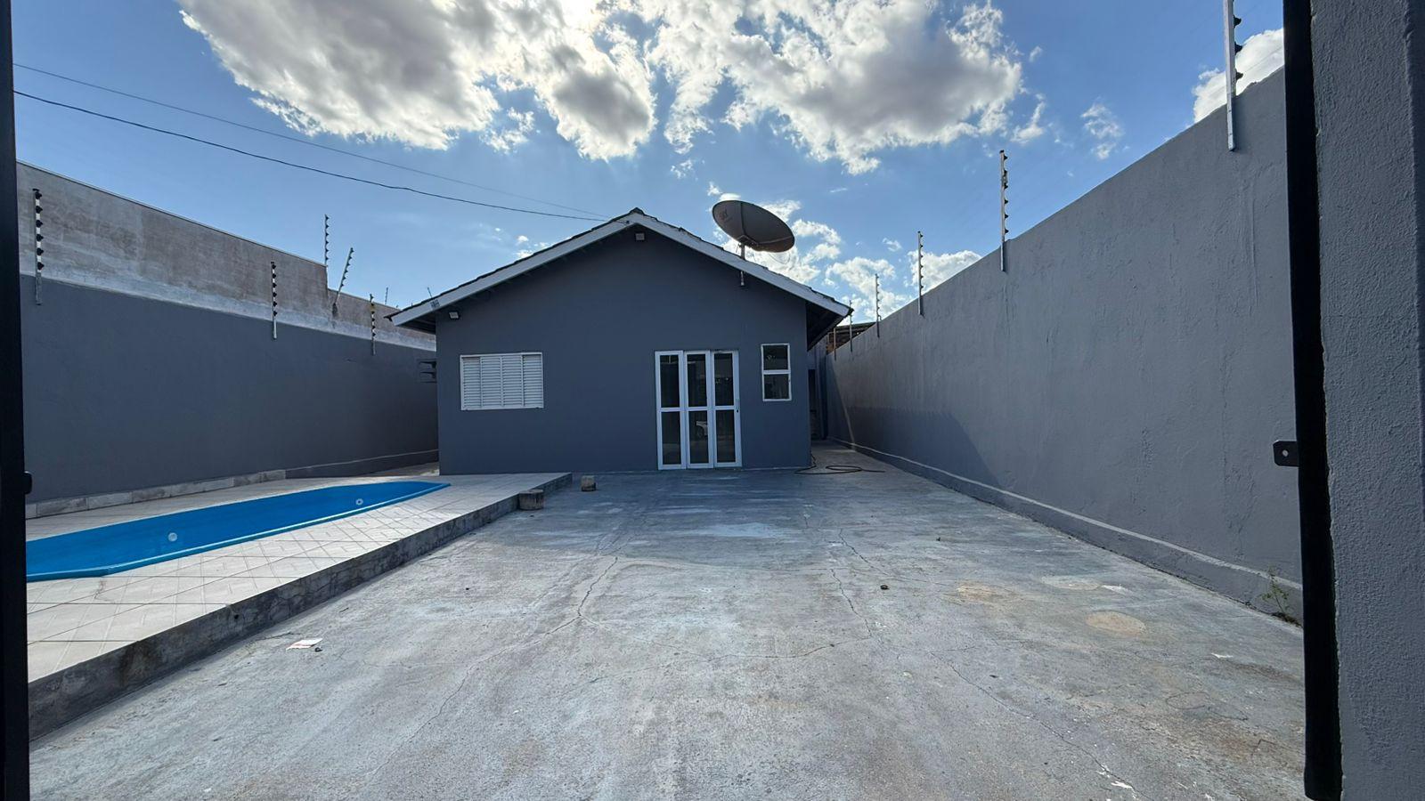 Casa térrea com 2 quartos e piscina no Jardim Imperial por R  ...