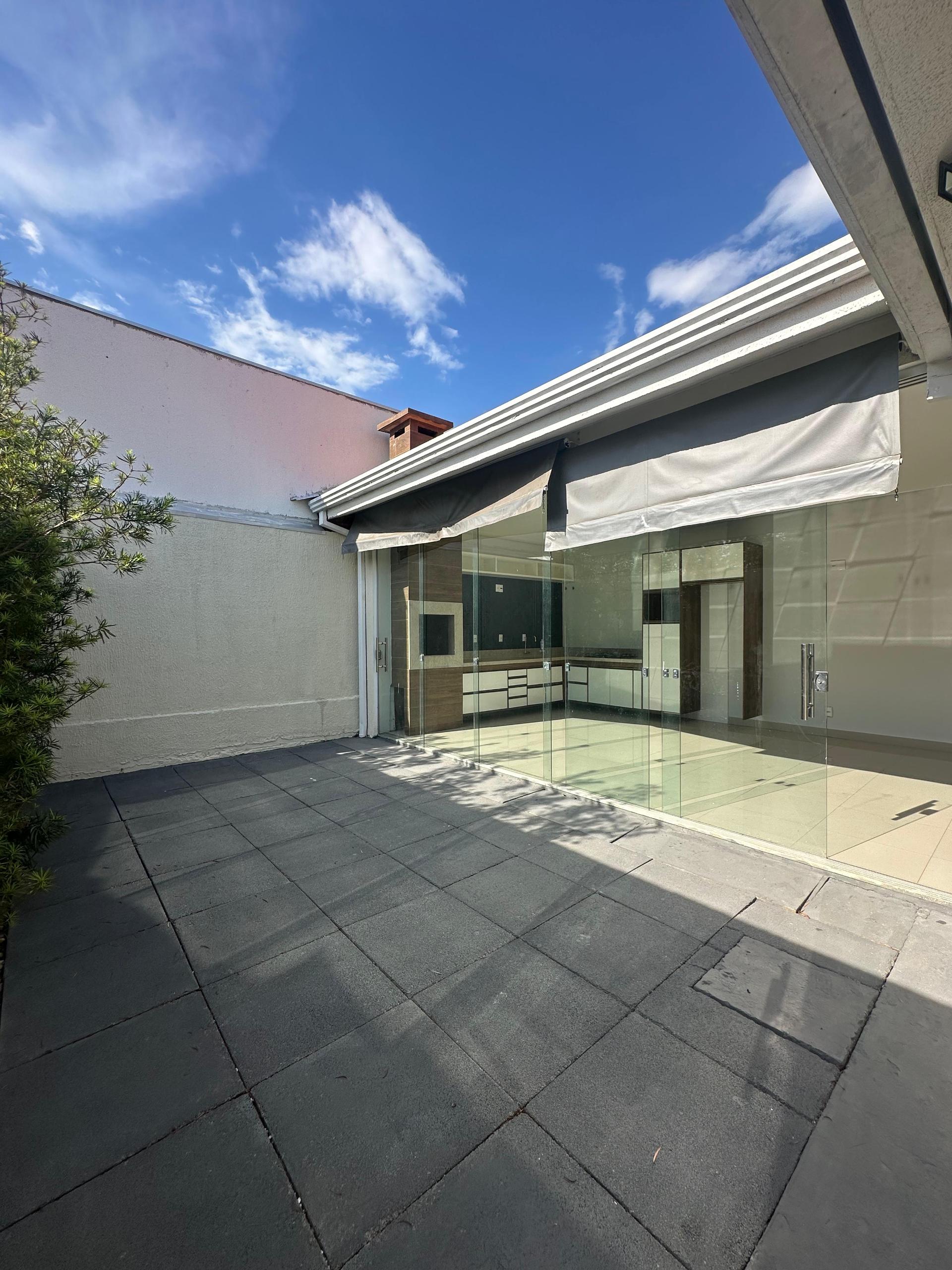 Casa de esquina no Condomínio Reserva Rio Cuiabá com 3 quartos...