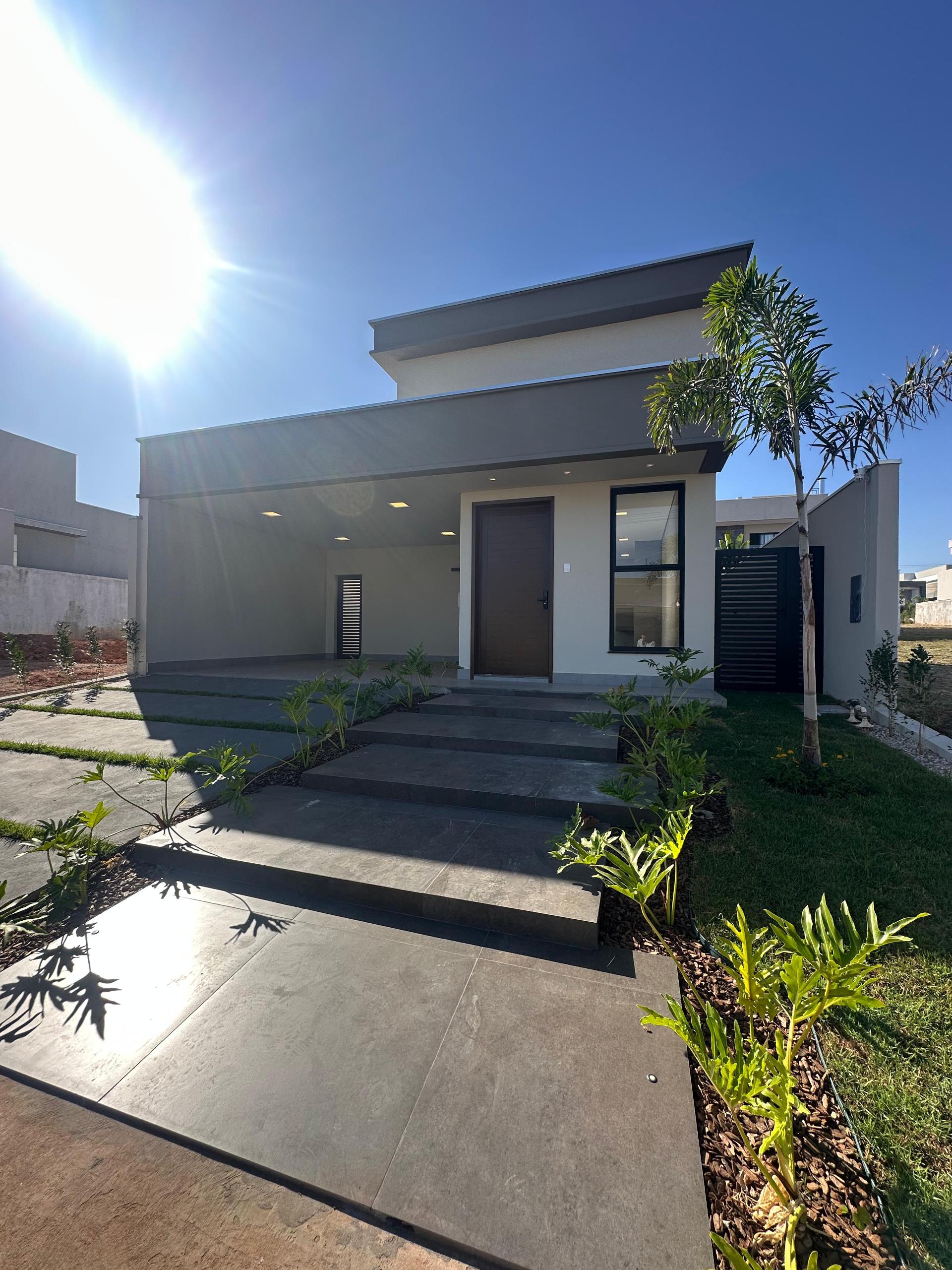 Casa Térrea de Alto Padrão no Belvedere II com 3 Suítes e Piscina